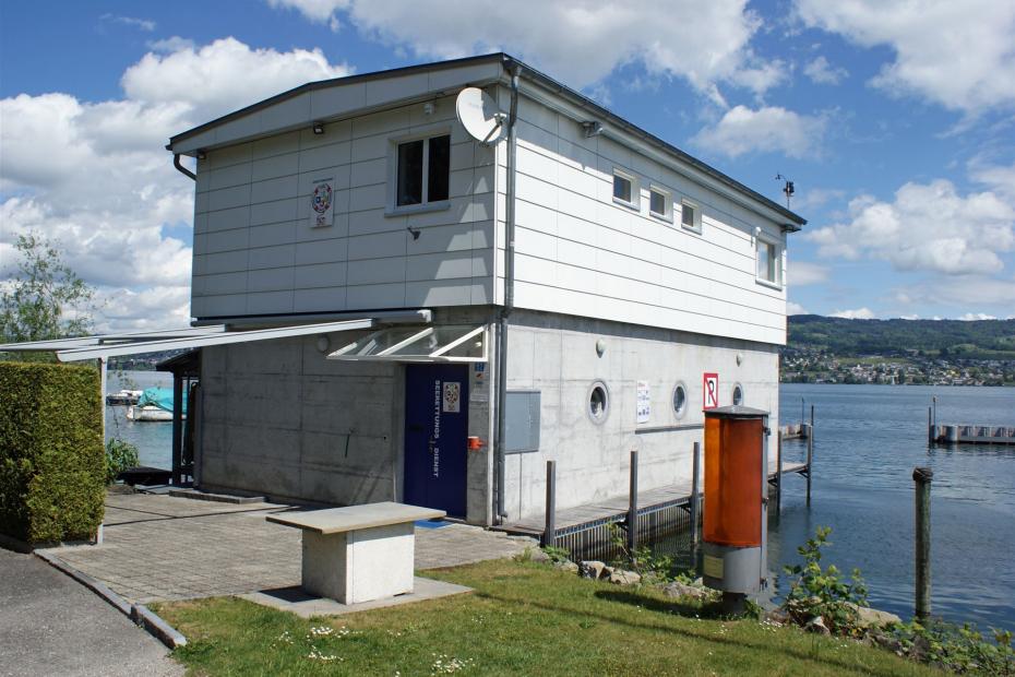 Bootshaus von aussen Richtung See